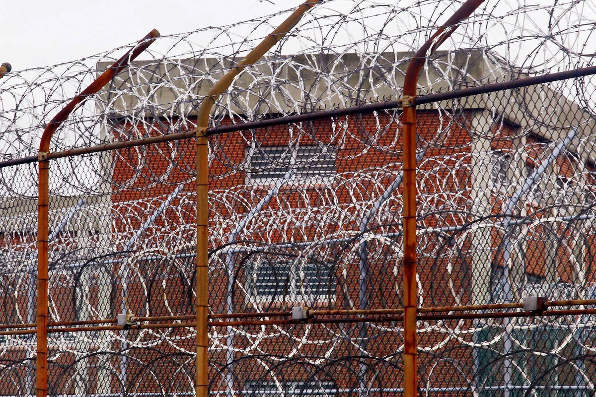 ajplus's tweet photo. A correctional officer beat a handcuffed inmate to death in a Florida prison, @MiamiHerald reports. The officer has been put on administrative leave, but has not been arrested.

The prisoner was serving a four-year sentence for stealing phone chargers and knife. https://t.co/a3j90I0i9Z