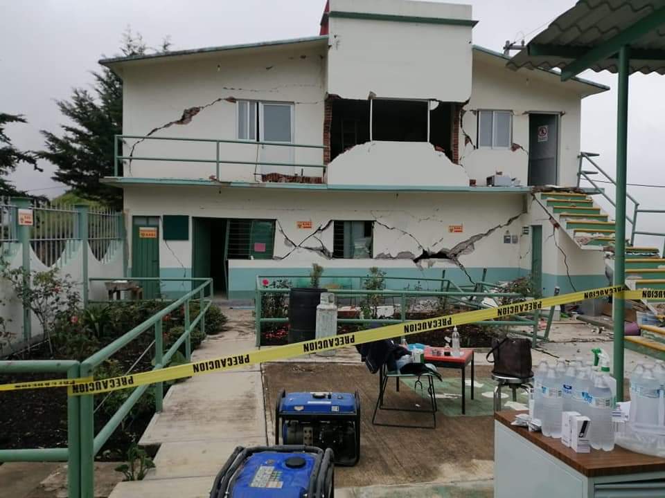 Betillocruz's tweet photo. 3 personas muertas, 6 heridos,  y una docena de derrumbes además de daños en medio centenar de  edificios religiosos, de salud y viviendas en la #SierraSur, además de caída de bardas en la ciudad de #Oaxaca luego del poderoso #Terremoto de 7.5 grados y sus más de 300 réplicas. https://t.co/sd3VuxigEq