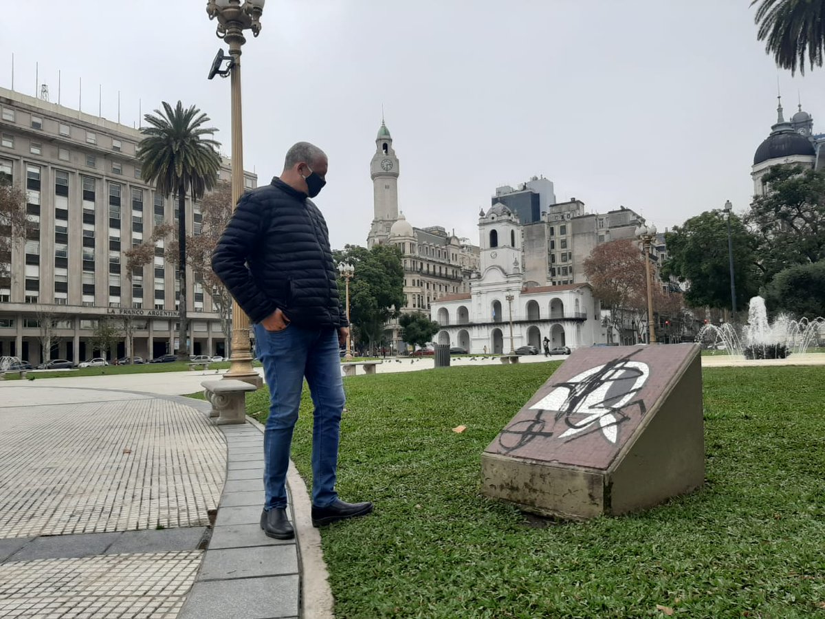 pietragallahora's tweet image. Repudio la vandalización que sufrieron los pañuelos pintados en la Plaza de Mayo de la Ciudad de Buenos Aires. Esto se produjo, según fuentes policiales, al finalizar la manifestación que tuvo lugar el 20 de junio.
#MadresDePlazaDeMayo