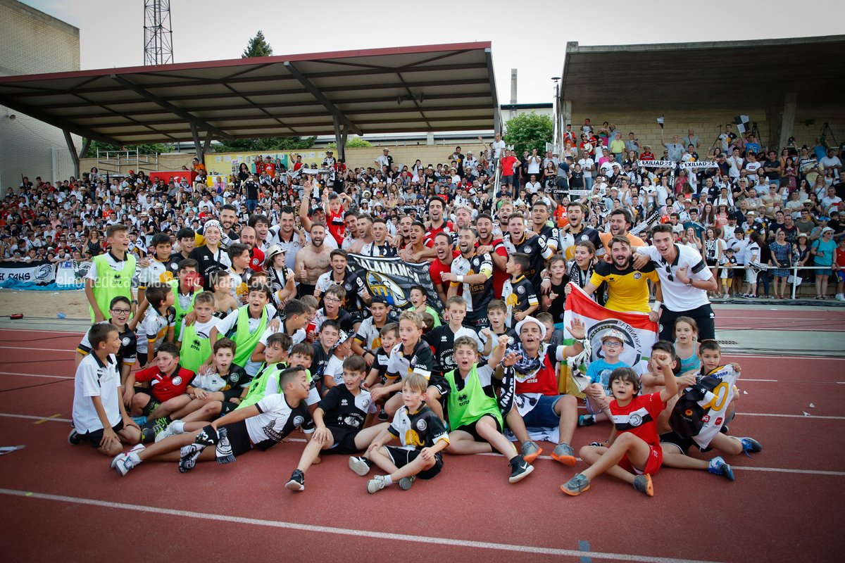 ManuLaya's tweet photo. ⚽️ Tardes para el recuerdo eterno. 
El día que @UnionistasCF consiguió el ascenso a 2ªB ¡Indescriptible!
https://t.co/SxjwxAi2ov https://t.co/MFyP68VDmV