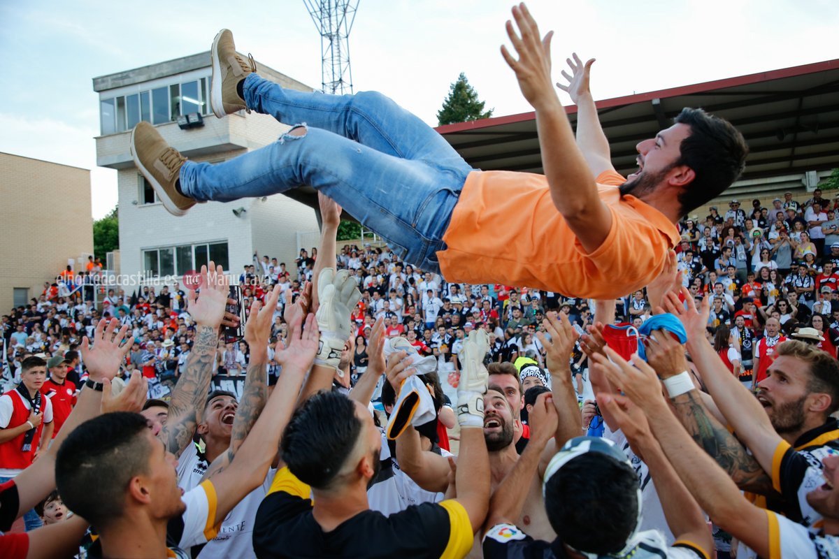 ManuLaya's tweet photo. ⚽️ Tardes para el recuerdo eterno. 
El día que @UnionistasCF consiguió el ascenso a 2ªB ¡Indescriptible!
https://t.co/SxjwxAi2ov https://t.co/MFyP68VDmV