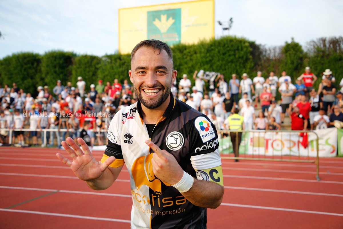 ManuLaya's tweet photo. ⚽️ Tardes para el recuerdo eterno. 
El día que @UnionistasCF consiguió el ascenso a 2ªB ¡Indescriptible!
https://t.co/SxjwxAi2ov https://t.co/MFyP68VDmV