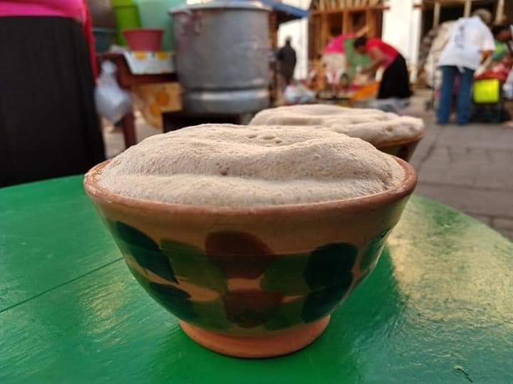AgenciaJense's tweet photo. #Bupu significa espuma en zapoteco, es un bebida espumosa, sin alcohol, tradicional y consumida en #Juchitán. Se prepara a partir de atole blanco, cacao y flor de guie' chachi, conocida localmente como flor de Mayo. Animo #Oaxaca #TradicionesIstmeñas #sismo #temblor 
📸: Jesús V. https://t.co/I0u0b3IFw6