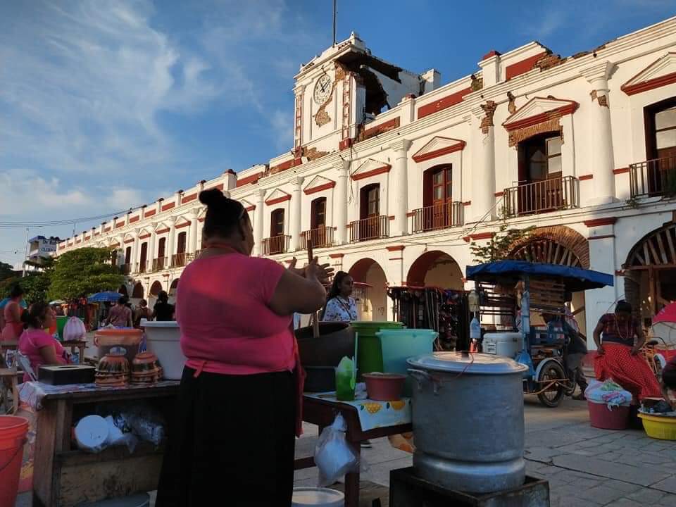 AgenciaJense's tweet photo. #Bupu significa espuma en zapoteco, es un bebida espumosa, sin alcohol, tradicional y consumida en #Juchitán. Se prepara a partir de atole blanco, cacao y flor de guie' chachi, conocida localmente como flor de Mayo. Animo #Oaxaca #TradicionesIstmeñas #sismo #temblor 
📸: Jesús V. https://t.co/I0u0b3IFw6