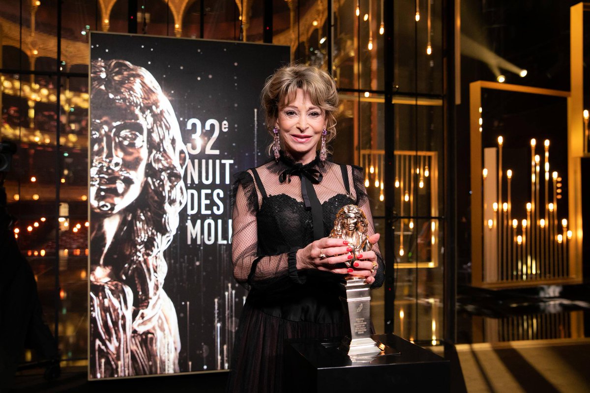 FranceTV's tweet photo. La statuette pour Béatrice Agenin ! 
Molière de la comédienne dans un spectacle de théâtre privé pour le spectacle « Marie des poules - Gouvernante chez George Sand ».

#Molières2020 https://t.co/jvMpnGWGWW