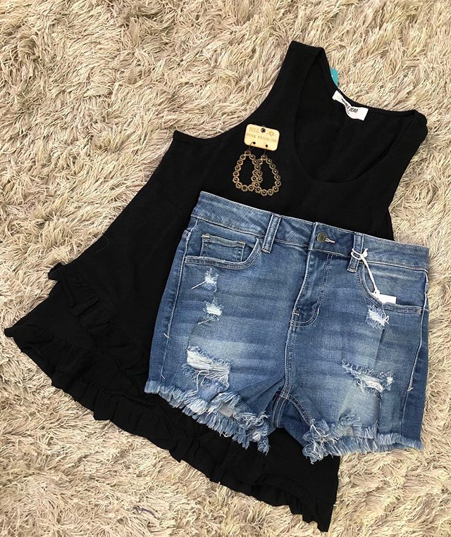 vntgdrgnfly's tweet photo. ‼️New Arrival‼️
• We are loving these new Cello medium wash distressed shorts• 
These do run small! 
39.98 🛍🛍🛍 https://t.co/yhkl0hw4eS