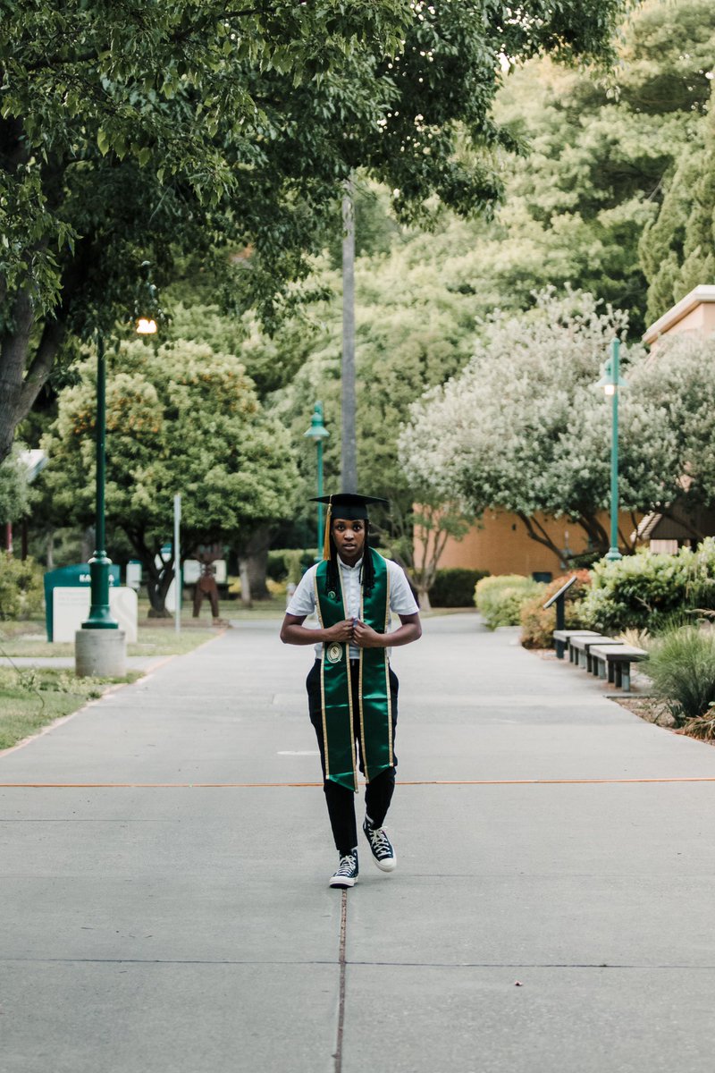 itsdjfiji's tweet photo. wasn’t able to walk, but ima still go crazy. stingers up 🐝👩🏽‍🎓 https://t.co/JzHTeFNhYo