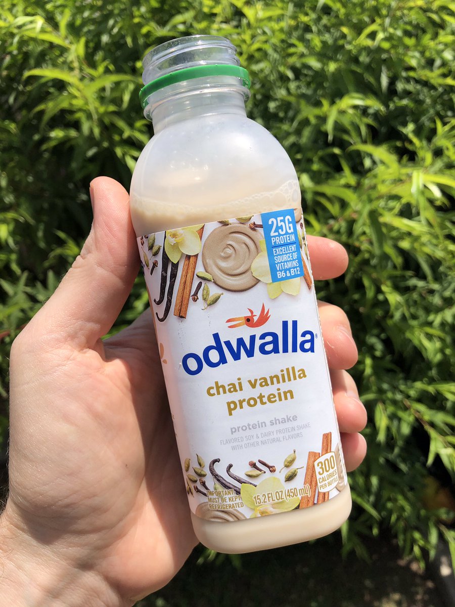 sample_size_one's tweet photo. #Odwalla Chai Vanilla Protein is like horchata meets soy milk protein drink. Not thick at all, easy to drink, smooth sweetened milky feel with cinnamon undertones. 25g of protein BUT 32g of sugar 😬 180% of B6 &amp; B12 vitamins for a good pick me up. Got at #Pavillions for $3.29 https://t.co/A134ECcTnI