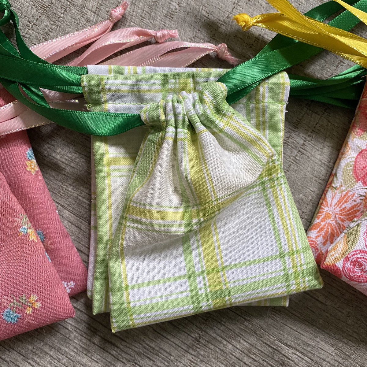 ToyStoryTori's tweet photo. A custom batch of baggies for @YourArtsMatter to put her mystery pendants from her shop into! ✨💖

• My DMs are always open for customs! Love creating something people can use in their shop 😍• https://t.co/2YLBENN4sw