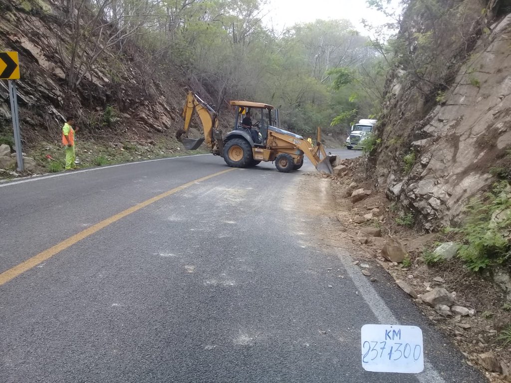 SalvaFdezAyala's tweet photo. @SCT_mx #sismooaxaca Red Federal  Carretera libre de peaje presenta derrumbes aislados en #Oaxaca sobre carretera a Tehuantepec. Cuadrillas de #ConservarEsPreservar y maquinaria están en el lugar efectuando retiro de material en corona del camino 👷‍♂️🚜 https://t.co/Lgv2pXwrP7
