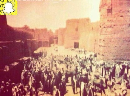 Awter9's tweet photo. خروج المصلين من جامع برزان الي السوق بعد صلاة الجمعه عام 1935 - 1354م https://t.co/5xSvxXlM8B