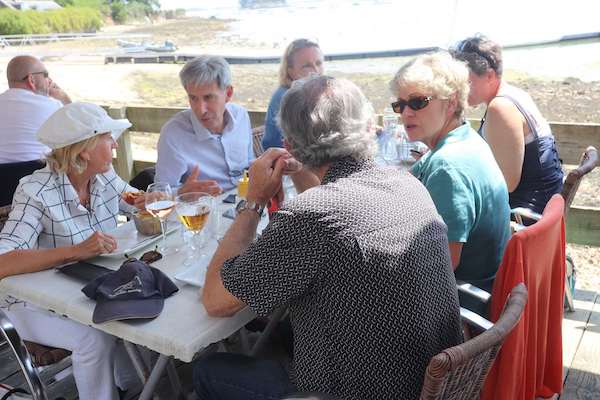 JeanPhilPeries's tweet photo. [Arradon] 22 juin 2020 • Soutien à nos restaurateurs ! Réunion-déjeuner à L'Abri Côtier d'Arradon avec mes co-listiers engagés pour organiser les derniers jours de campagne. Motivation et sérénité au programme ! #municipales2020 #InspirationArradon #Arradon https://t.co/ybsxGZbY4u