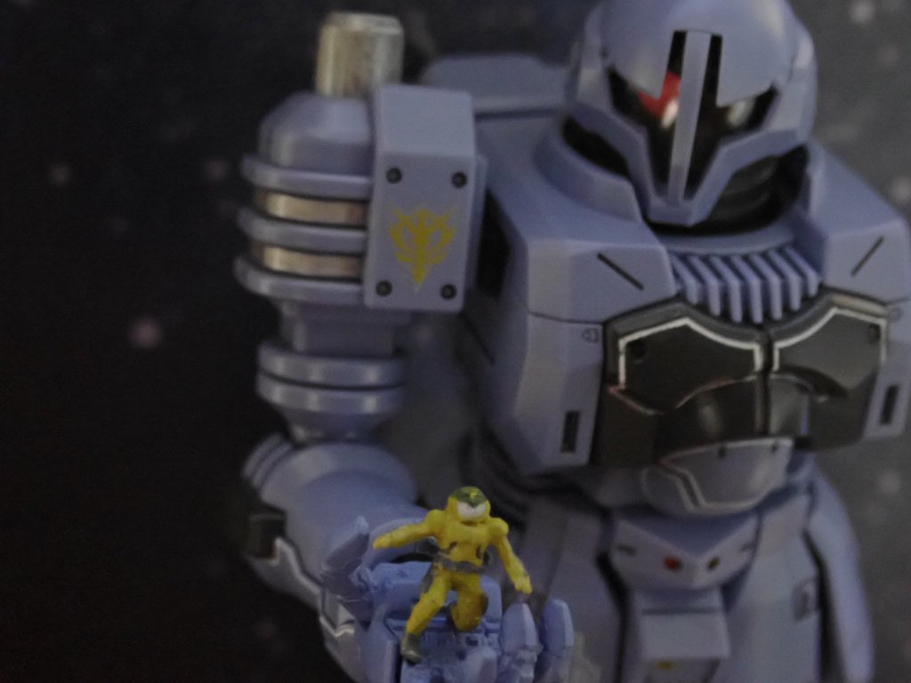 イムショー ガンプラ自主トレ ヅダの掌に乗って生還するオリヴァー マイ技術中尉をデジカメで撮りなおしました
