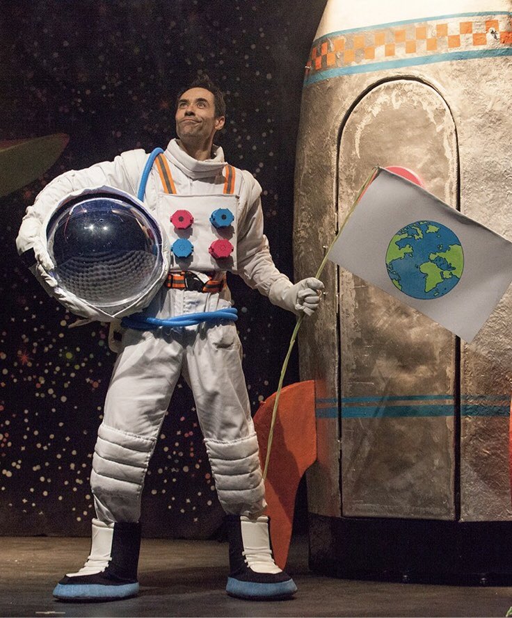 VOLVEMOS A LOS ESCENARIOS!
Regresa a Extremadura: “El astronauta” un maravilloso espectáculo infantil donde la pantomima cómica y la fuerza visual del universo hará disfrutar a toda la familia! En Torrejoncillo jueves 25 a 21:00h!
NO SE LO PIERDAN!