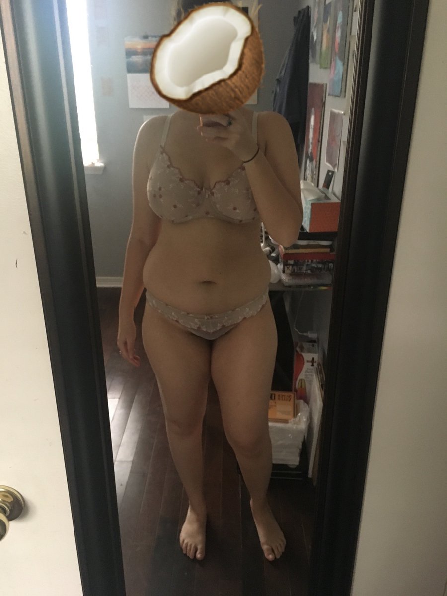 FloxyMadison's tweet image. From 1 year ago to today

175 lbs to 133 pounds at 5’8”

just a little bit further and I’m there! So happy with how far I’ve come

#weightloss #healthy #beforeandafter #loseweight