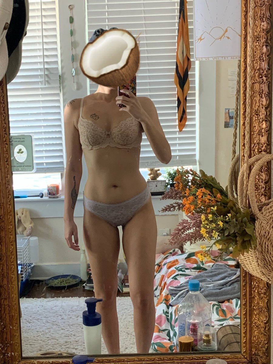 FloxyMadison's tweet image. From 1 year ago to today

175 lbs to 133 pounds at 5’8”

just a little bit further and I’m there! So happy with how far I’ve come

#weightloss #healthy #beforeandafter #loseweight