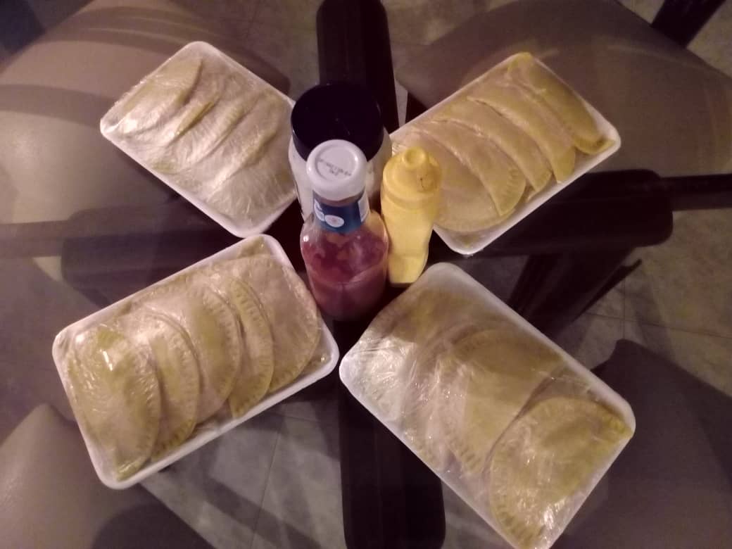BritoRenny's tweet photo. Mi mamita en #Valencia #Venezuela está vendiendo estos ricos pastelitos, tiene la sazón de quién ha sido ama casa por casi 50 años. Créanme que no se arrepentirán, los vende por pedido y por decena.
Pueden contactarla al 0424-4737872
Les agradecería mucho un RT para ayudarla 🤗🙏🏻 https://t.co/u2VgTtFDqa