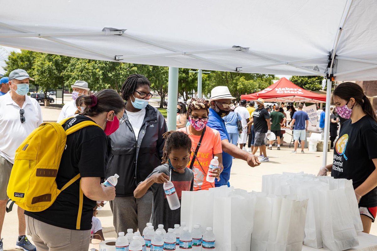 WCKitchen's tweet photo. We’re still going in Louisville, Kentucky as residents come by to vote. We’ve seen a steady flow of voters since this morning &amp; it’s picking up now that many have finished work. We will be here with fresh meals and water as long as we are needed. #ChefsForDemocracy https://t.co/ILoNMnoT6Z
