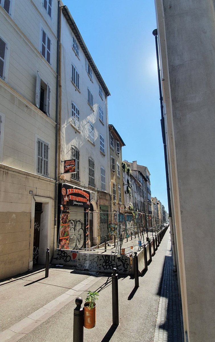 DavidLaMars's tweet photo. Rue Bernard du Bois. Dire que ces immeubles ont été expropriés pour être réhabilités. 10 ans plus tard, des ruinasses menaçantes que la mairie traîne à raser https://t.co/ieT2Mmjo9s