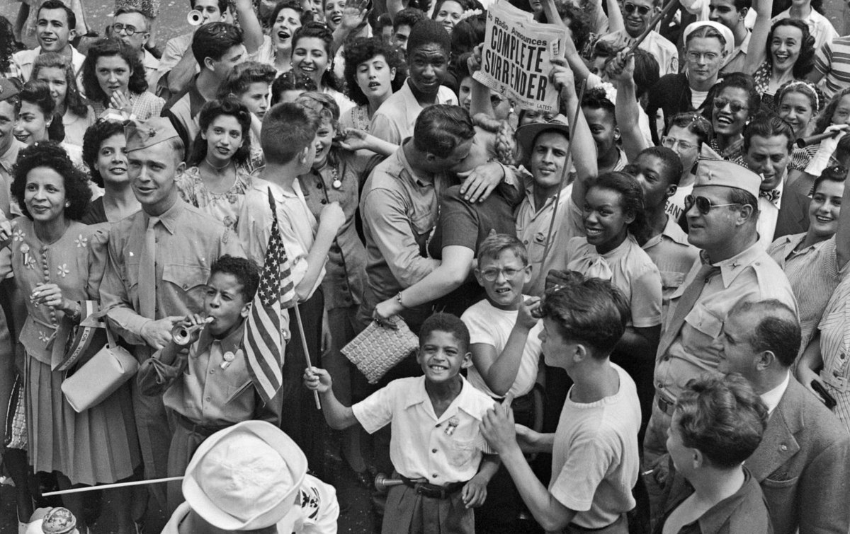 ThreadWhat does Black Lives Matter  @Blklivesmatterwant desperately to prevent?Victory over Japan (V-J) Day. August 14, 1945.Two shots of the same crowd in Times Square, New York City.