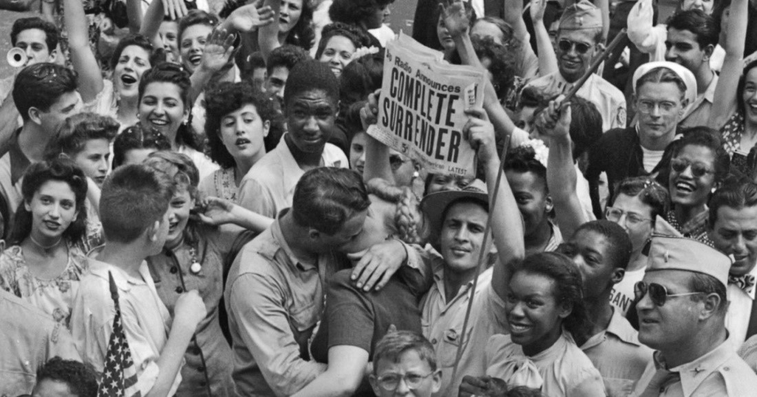 ThreadWhat does Black Lives Matter  @Blklivesmatterwant desperately to prevent?Victory over Japan (V-J) Day. August 14, 1945.Two shots of the same crowd in Times Square, New York City.