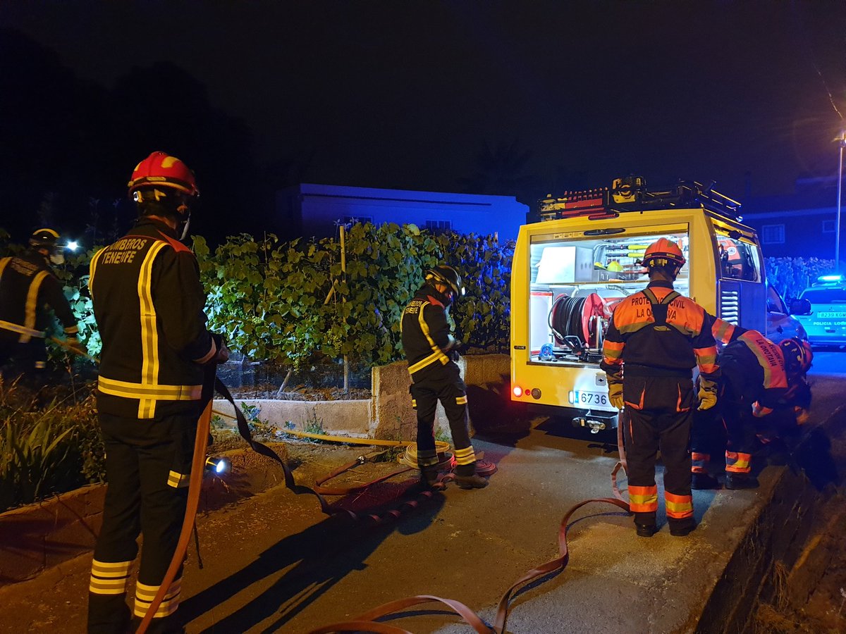 CECOPAL_Orotava's tweet photo. 21:50h. @BomberosTf y @PC_LaOrotava sofocan un pequeño conato de incendio en la C/La Jarrita de La Florida #LaOrotava. En el lugar colaboro #PoliciaLocal. https://t.co/nSwUGDPV9I