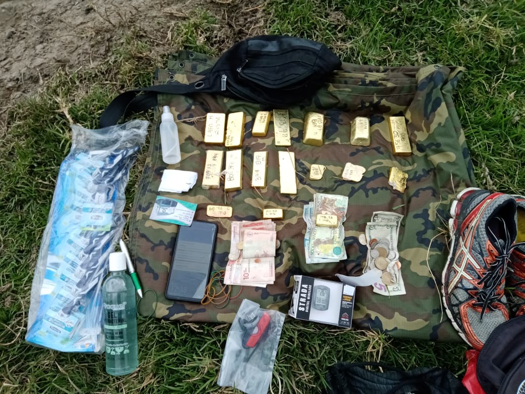 Personal del BIMOT N.° 39, aprehendieron a un ciudadano que transitaba por pasos no autorizados en el sector #ElBrinco, y en su poder aproximadamente 4 kilos de oro y pesos colombianos; las evidencias fueron entregadas a las autoridades competentes.