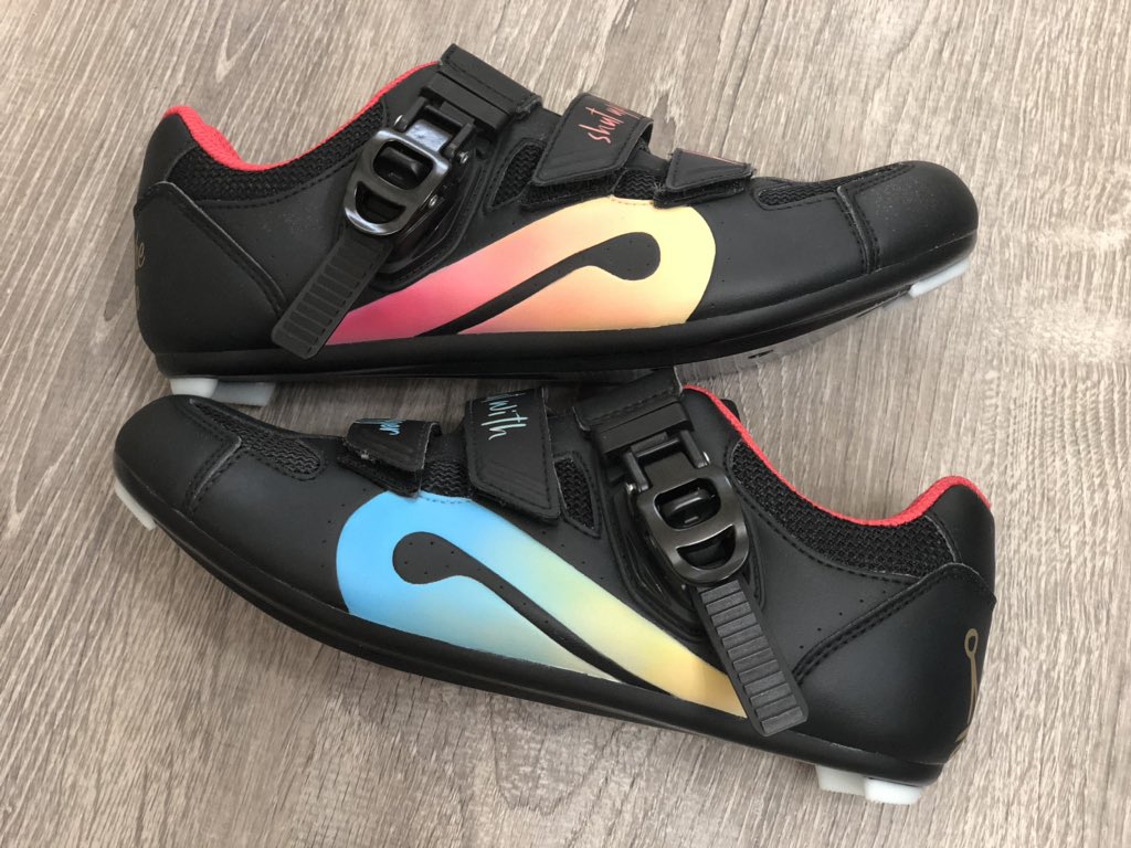 mikejordan_art's tweet photo. Custom @onepeloton kicks for @RobinNYC #peloton #onepeloton #sweatwithswagger #shutupandrun #dontletthecrownslip https://t.co/FOVm6TlAuh