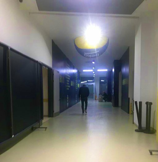 bir boş bakış, yarım gülüş..