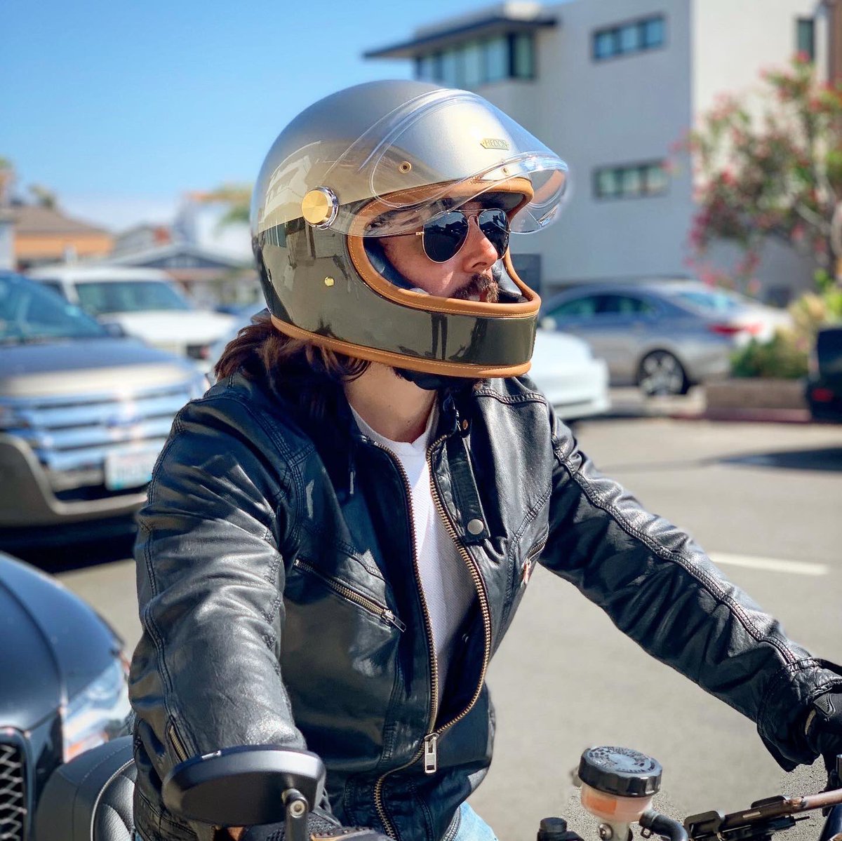 🎶”We just ride, ride, ride all day...” 
Huge shoutout to @hedonworkshop for hooking me up with a Heroine Racer helmet! They honestly make the most BEAUTIFUL helmets I’ve seen.  I’m in love with mine. Thank you for helping me protect my noggin in style 😎 #hedonhelmets