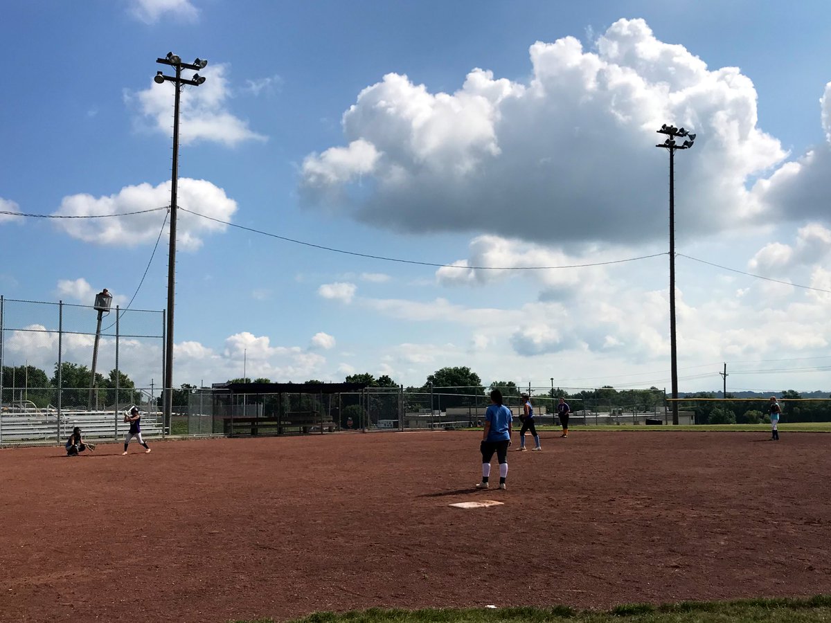 ChristyLReeves's tweet image. Great morning of work!! We burned out our legs first thing with our virtual workout, gorgeous morning on the field (so much energy) and then several of us made it to the basketball open gym for more work!! #ChickStrong #dowork