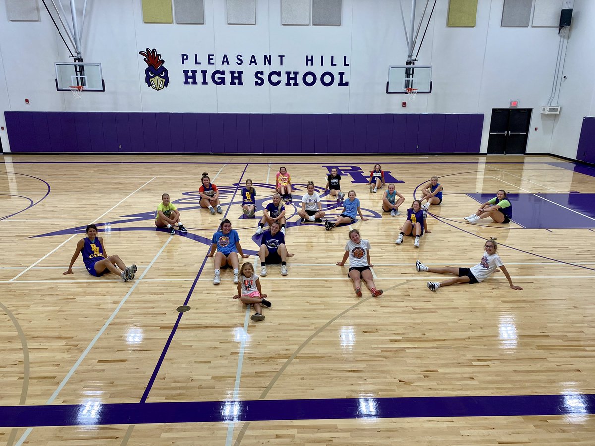 ChristyLReeves's tweet image. Great morning of work!! We burned out our legs first thing with our virtual workout, gorgeous morning on the field (so much energy) and then several of us made it to the basketball open gym for more work!! #ChickStrong #dowork