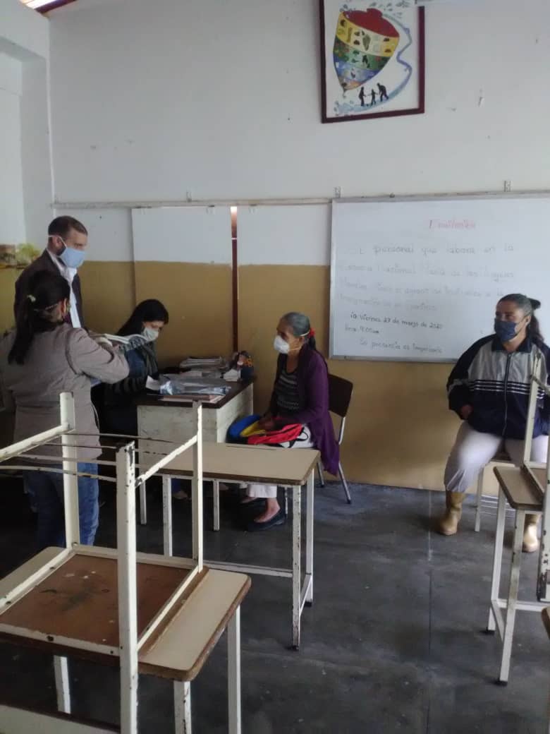 3Educativo's tweet photo. 📸 #Hoy #23deJunio El Supervisor del Circuito @Gianduque acompaña a la Entrega de carpetas, portafolios y/o cuadernos por parte de las madres, padres y representantes de la @LaAhuyamala #McpioAndresBello #Tachira @psuvaristobulo @charlychaves @MPPEDUCACION https://t.co/UM6y93l1pq
