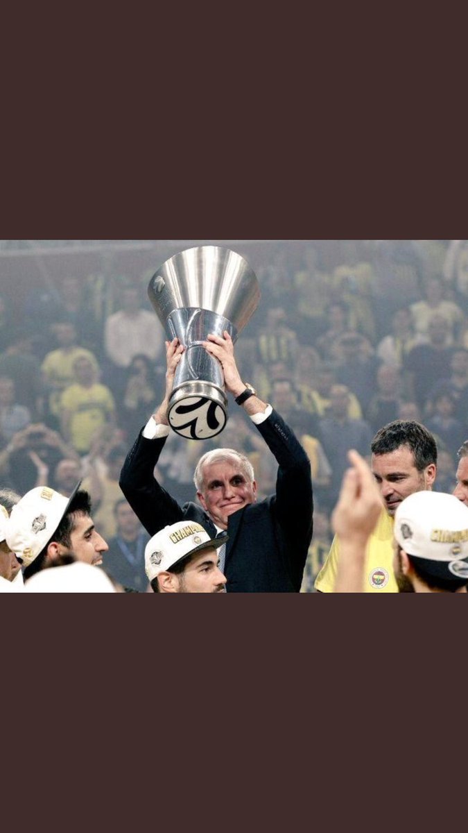 ayberkabacioglu's tweet photo. Basketbol oynamış herkesin idolü olan bir koçu canlı izlemek büyük bir  şanstı. Şampiyonluk gecesini hayatım boyunca asla unutmayacağım. #obradovic https://t.co/0qmY8pPmpO