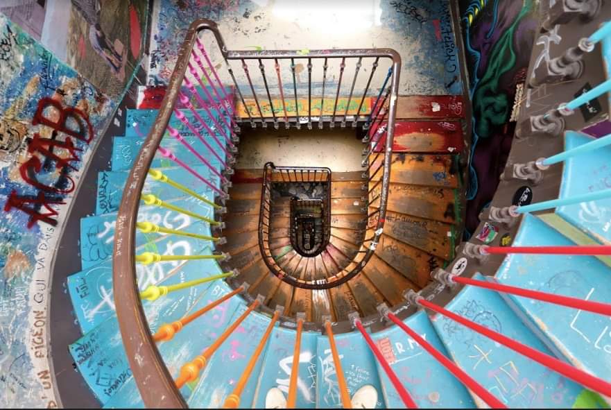 À Paris, le célèbre squat d'artistes du 59 Rivoli a rouvert ses portes pour dévoiler une exposition haute en couleur. Et pour faire respecter les recommandations sanitaires, cette galerie d'art insolite a fait preuve de créativité.
#squatdartistes #ruederivoli #59rivoli