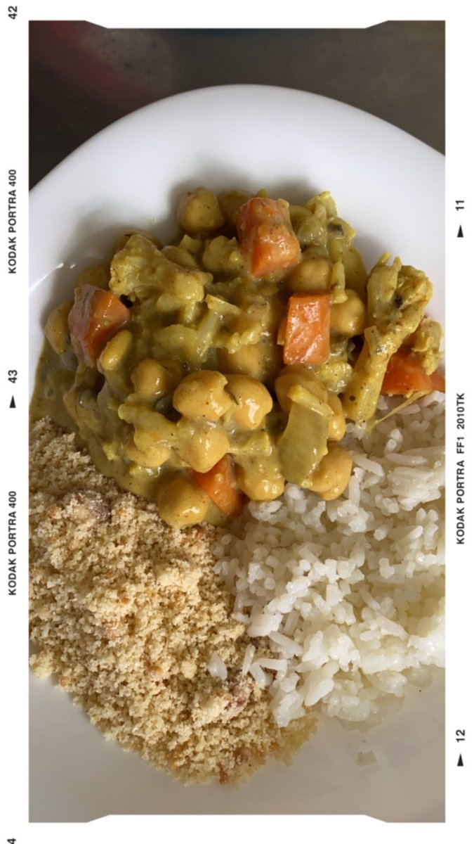 nana_berries's tweet photo. #comidadequarentena de hoje:
curry de legumes com arroz e farofa pro almoço e crepioca com recheio de pastinha de grão de bico e cenourinha pro lanche 🥰 https://t.co/XFm1y2IoSt