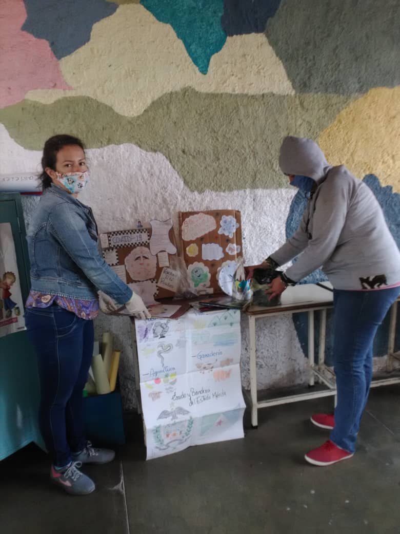 📸 #Hoy #23deJunio El Supervisor del Circuito <a href="/Gianduque/">Gian Duque</a> acompaña a la Entrega de carpetas, portafolios y/o cuadernos por parte de las madres, padres y representantes de la <a href="/LaAhuyamala/">Escuela Nacional Maria de los Angeles Morales</a> #McpioAndresBello #Tachira @psuvaristobulo <a href="/charlychaves/">Charly Rojas Chaves</a> @MPPEDUCACION