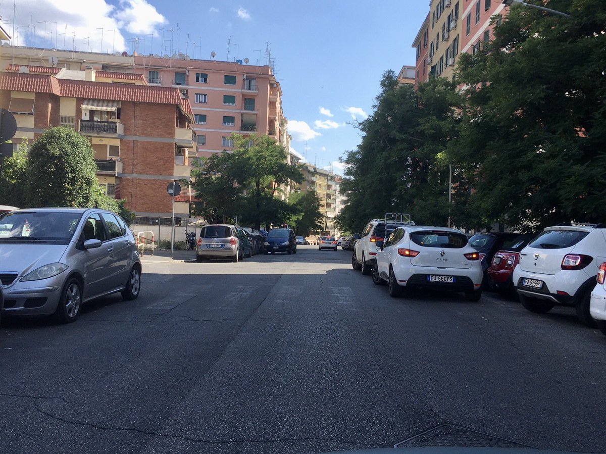 FulvioGiordano's tweet photo. Situazione Strade a Roma Parcheggio in doppia e terza fila su #Tuscolana #AppiaNuova
@virginiaraggi @PLRomaCapitale ~ @salviamoroma @RomaPulita @battaglia_persa #SecondaFila #SostaSelvaggia #PoliziaStradale https://t.co/4fEInlPvS4