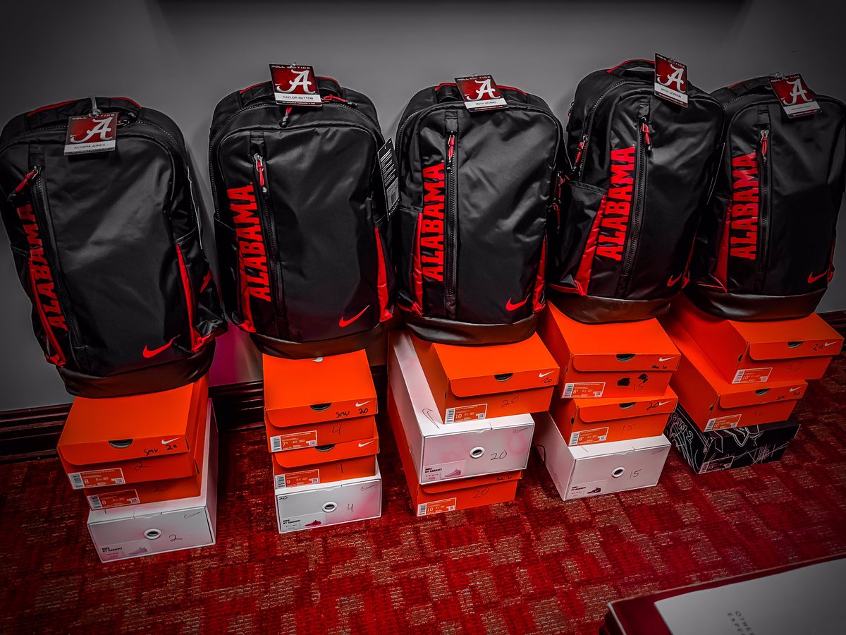 AlabamaWBB's tweet photo. Move in day for @RuthKoang &amp; @TaylorSutton2!! 

Welcome to TTown!! 🙌🙌

#RollTide #GritAndGratitude 🐘🏀 https://t.co/HjxMK7HWKA