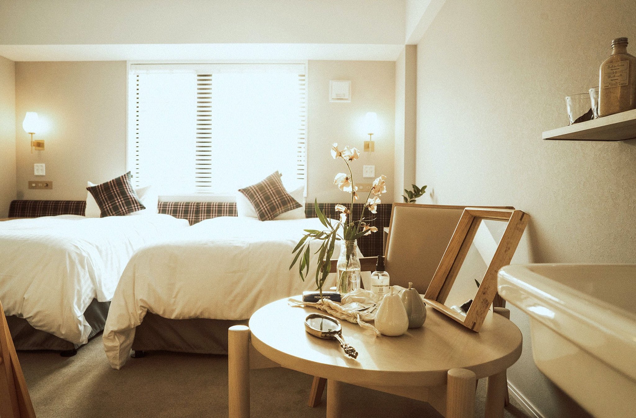 旅する2人 Hitotoki リリース 大阪府西区の Hotel It Osaka Shinmachi がお洒落すぎる 1人一泊4000円から泊まれて 紡ぐ をテーマにに淡い色を使ったナチュラルでお洒落なホテル ホワイトを基調にしたインテリアと木の緑が温もりが優しい雰囲気を