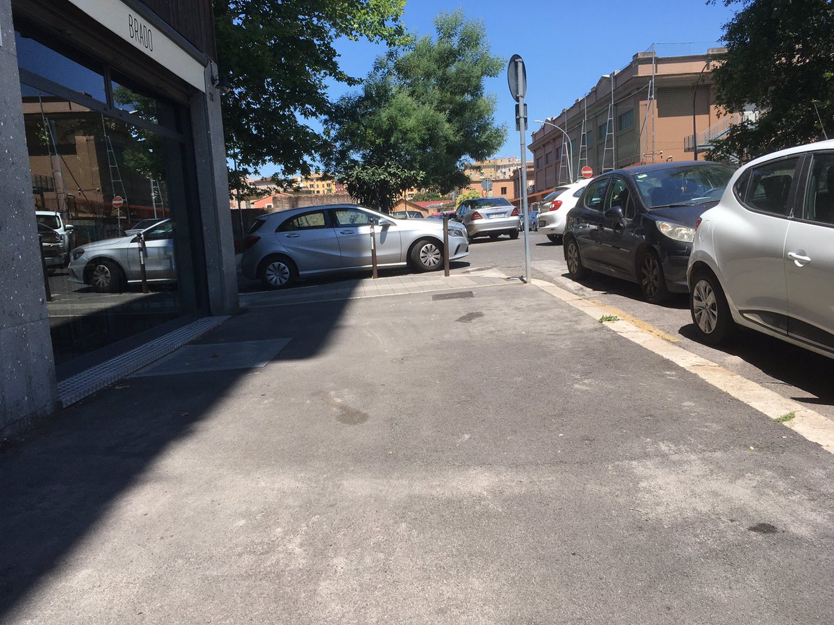 FulvioGiordano's tweet photo. Situazione Strade a Roma Parcheggio in doppia e terza fila su #Tuscolana #AppiaNuova via Gubbio via Cerreto da Spoleto
@virginiaraggi @PLRomaCapitale ~ @salviamoroma @RomaPulita @battaglia_persa #SecondaFila #SostaSelvaggia #PoliziaStradale https://t.co/Y34f0yaClr