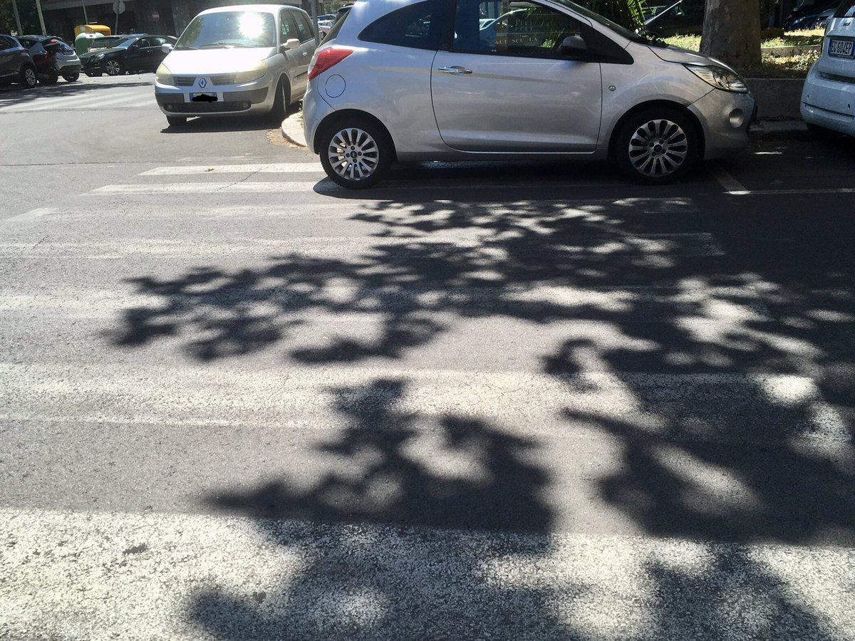 FulvioGiordano's tweet photo. Situazione Strade a Roma Parcheggio in doppia e terza fila su #Tuscolana #AppiaNuova via Gubbio via Cerreto da Spoleto
@virginiaraggi @PLRomaCapitale ~ @salviamoroma @RomaPulita @battaglia_persa #SecondaFila #SostaSelvaggia #PoliziaStradale https://t.co/Y34f0yaClr