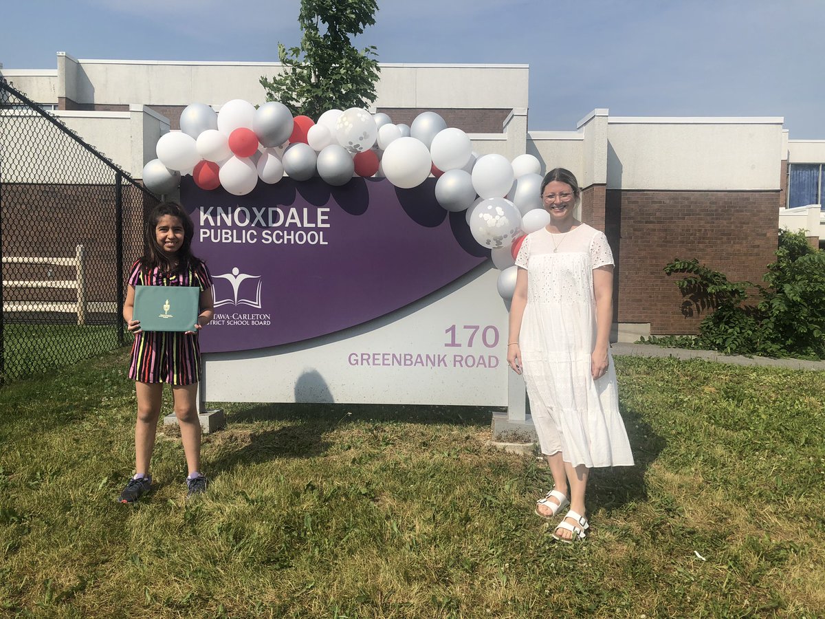 knoxdaleps's tweet photo. Grade 6s turn to pick up their belongings today! We added a special touch to say goodbye with a photo session and a certificate of achievement from our MP @ChandraNepean Fly high Knoxdale Eagles, we’re proud of you! https://t.co/p5JRjT6m74
