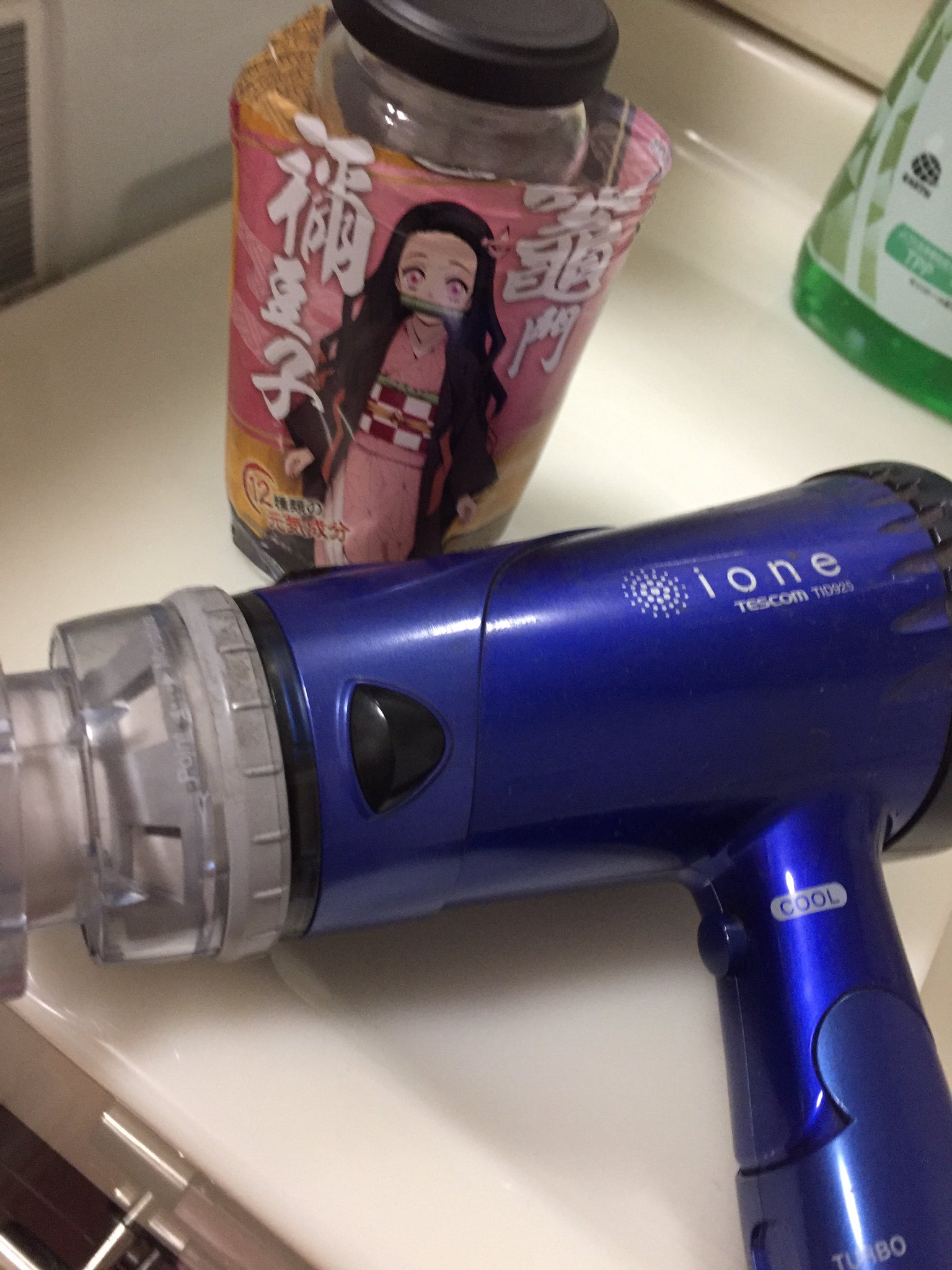 世里 限定ラベルのペットボトルの保存方法に悩まれてる方をよく見かけるので 個人的にはこちらを推奨します ラベルを筒状に抜く 中に瓶を入れる ドライヤーで熱する ラベルを使った瓶の出来上がり ハンドメイド 鬼滅の刃 ローソン T
