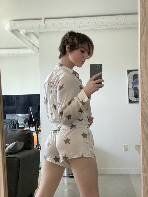 I got my hair cut short https://t.co/o4oRGJza59