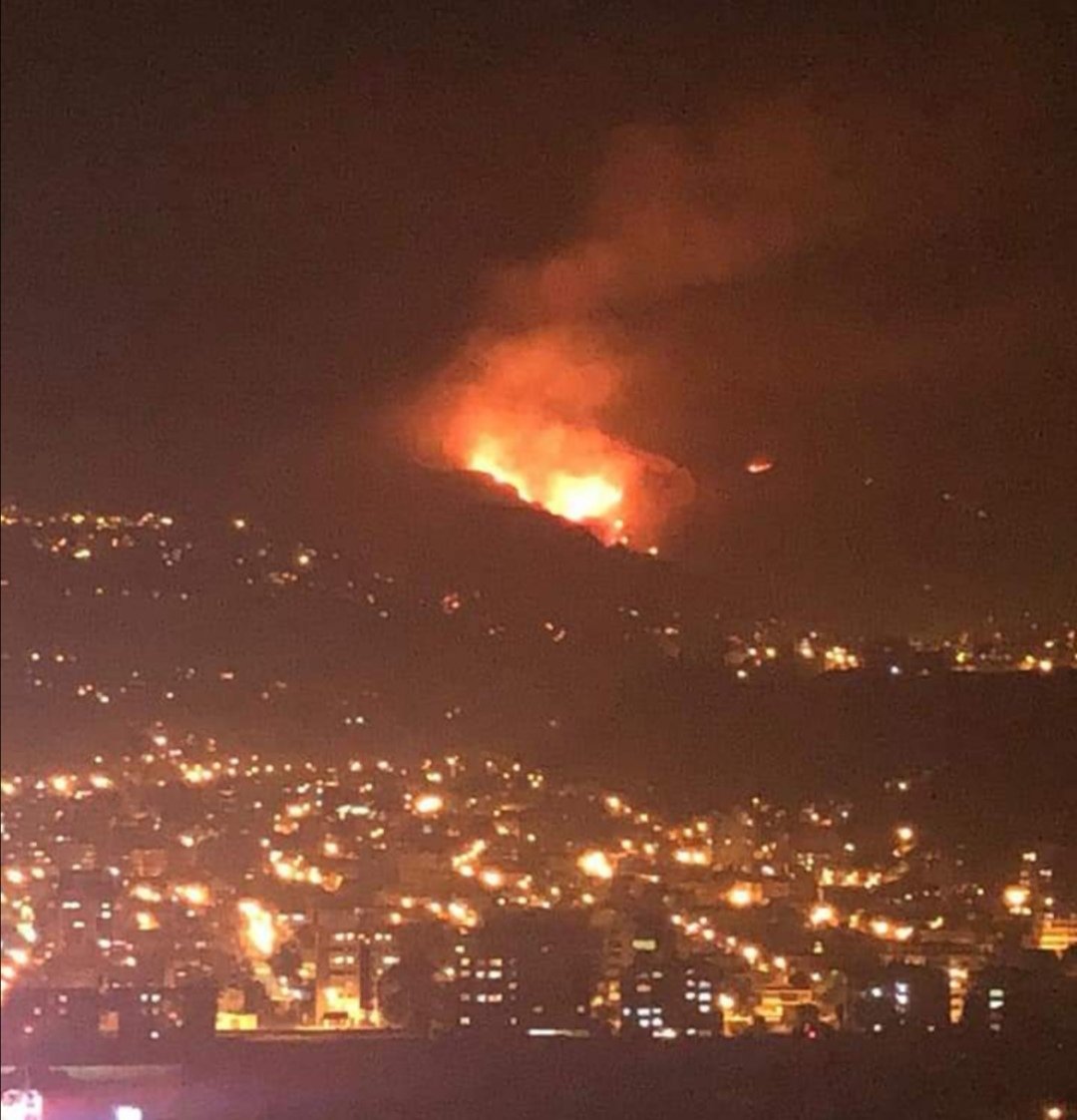 LemaCasimira's tweet photo. #Vergonzo Qué nos pasa ? Se registran varios incendios en #LaPaz en plena pandemia de #Covid19Bolivia. Fotos vía @RadioCompanera1 https://t.co/dfHuHlWKEl