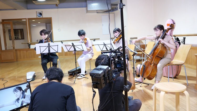 shimm_vn's tweet photo. 先日プロモーションビデオの
撮影がありました☺️🌹

クラシック音楽向けアプリAccompaU
弦楽器を演奏する全ての人の為に
というコンセプトのもと、電子楽譜、
プロによる模範演奏、自動伴奏等で
日々の練習を支えるというアプリです。

今秋にYoutube等世界配信&amp;リリース
予定だそうです😊🎻 https://t.co/wgoG8lbi1N