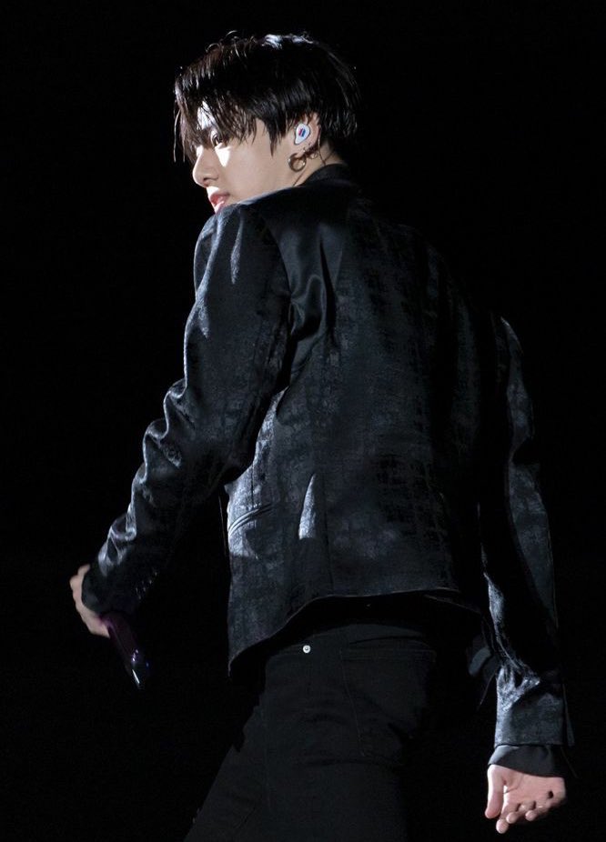 DEFTHIGHS's tweet image. ㅤ
ㅤ
hums into voicenotes: 

with an ass like mine 
it’s a real wonder why 
everyone and their mothers 
aren’t yet in my bed. 
ㅤ
ㅤ