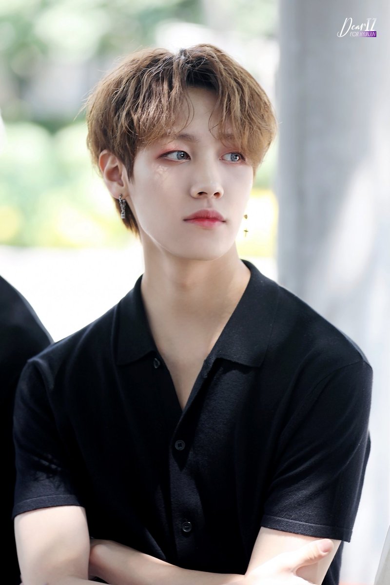 IZ_DearIZ's tweet photo. 190623 아이즈(IZ) 막방 미팬 출석요정🧚‍♂️ 
현준이 이날 진짜 이뻤음💕

#아이즈 #IZ #현준 #HYUNJUN #이현준 #출석요정 #일일팬매 #인기가요 #EDEN #에덴 #안녕 #k_band #Guitarist 
(따로 올렸던 사진들 모아서 재업로드) https://t.co/qHrkNdu1cR