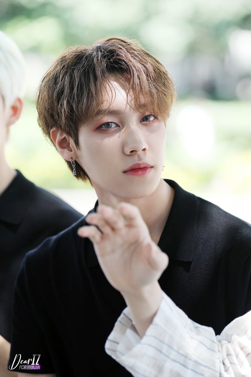 IZ_DearIZ's tweet photo. 190623 아이즈(IZ) 막방 미팬 출석요정🧚‍♂️ 
현준이 이날 진짜 이뻤음💕

#아이즈 #IZ #현준 #HYUNJUN #이현준 #출석요정 #일일팬매 #인기가요 #EDEN #에덴 #안녕 #k_band #Guitarist 
(따로 올렸던 사진들 모아서 재업로드) https://t.co/qHrkNdu1cR
